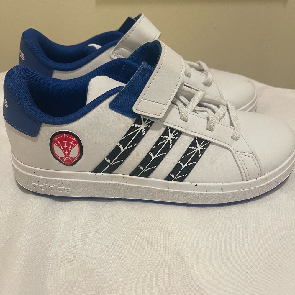 RARE 🌈adidas Kids White Sneakers with Blue Accents and Marvel Spider-Man Patch